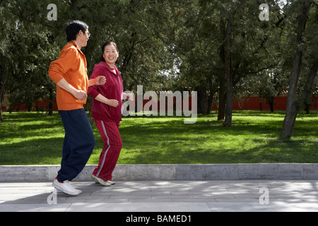 Chinesisches Ehepaar durch den Park joggen Stockfoto
