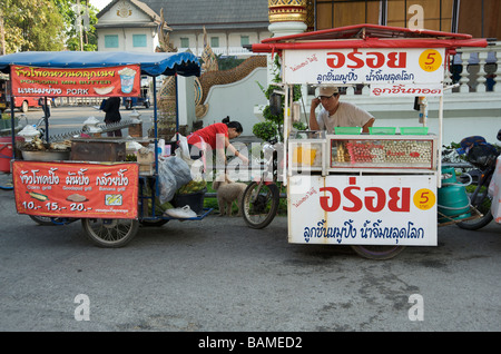 Zwei mobile Küchen im Tempelgelände Chiang Mai Thailand Stockfoto