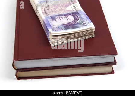 Stapel von britischen Geld auf Bücher Stockfoto