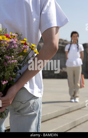 Mann und Frau In einem Park mit Blumen Stockfoto