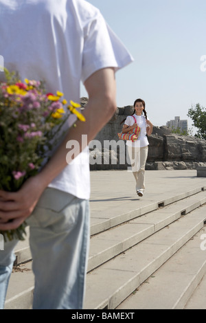 Mann und Frau In einem Park mit Blumen Stockfoto