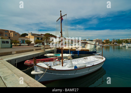Klassische Llaud Fischerboot bei Porto Colom Mallorca Balearen Spanien | Klassisches Llaut Fischerboot in Porto Colom Mallorca Stockfoto
