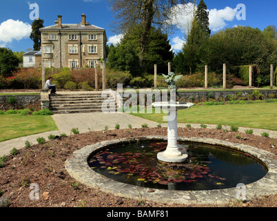 Landhaus mit Brunnen im Garten. Stockfoto