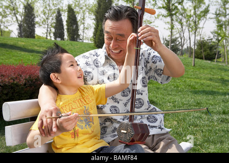 Vater Lehre Sohn Instrument spielen Stockfoto