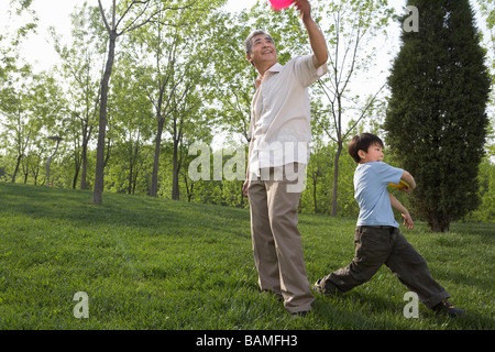 Mann und der junge spielen im Park Stockfoto