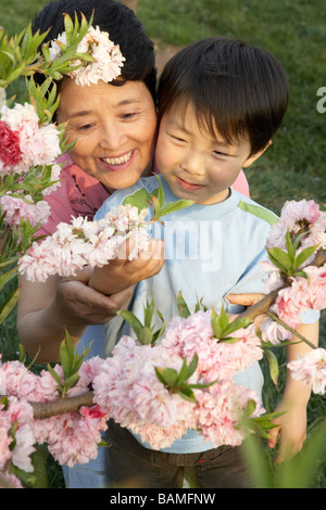 Großmutter mit Enkel Blumen im Park Stockfoto