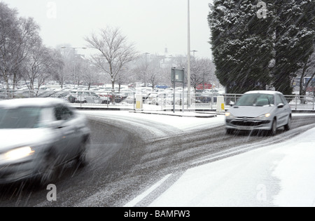 fahrende Autos auf Schnee bedeckt Straßen Stockfoto