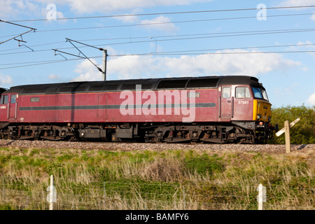 57601 Vintage-Dieselmotor mit Reisebussen, in der Nähe von Grantham, Lincolnshire, England Stockfoto