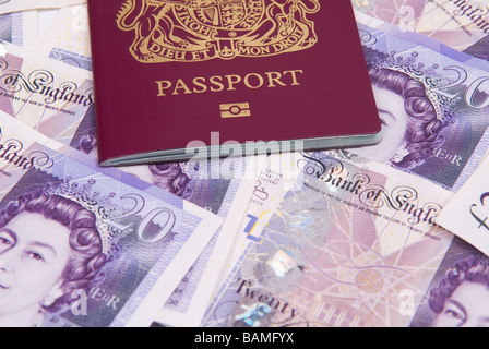 Britischer Pass über einen Stapel des britischen Geldes Stockfoto