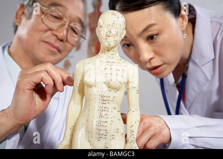 Arzt und Krankenschwester Zeichnung auf menschliche Akupunktur Figur Stockfoto