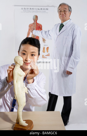 Arzt und Krankenschwester Zeichnung auf menschliche Akupunktur Figur Stockfoto