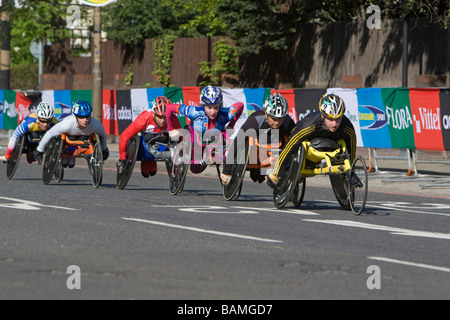 London Marathon 2009, Shelly Woods (2) führt eine Gruppe von Athleten in die erste Meile auf Blackheath London UK Stockfoto