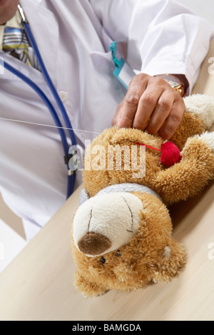 Arzt ein Teddybär Herzschlag hören Stockfoto