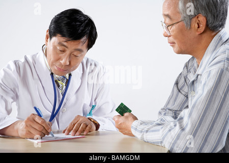 Arzt und Patient In einem Beratungsgespräch Stockfoto