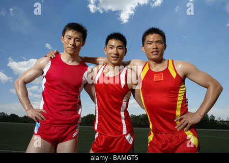 Porträt von Athleten mit Arme umeinander Stockfoto
