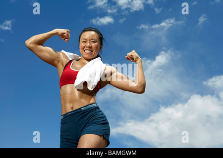 Sportler, die ihr Gesicht mit einem Handtuch abwischen Stockfoto