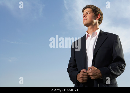 Mann im Feld, Blick in die Ferne Stockfoto