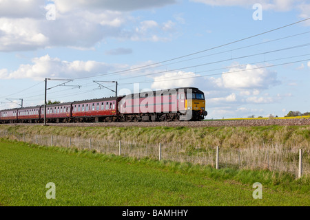 57601 Vintage-Dieselmotor mit Reisebussen, in der Nähe von Grantham, Lincolnshire, England Stockfoto