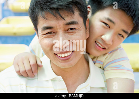 Vater und Sohn lächelnd Stockfoto