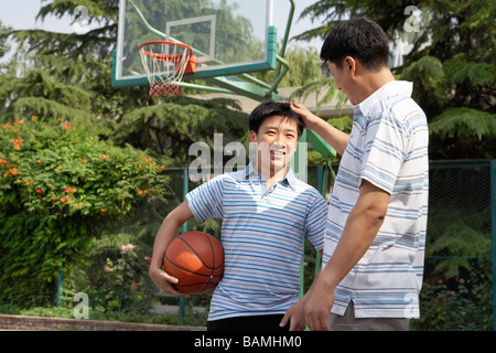 Vater und Sohn am Basketballplatz Stockfoto