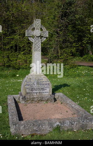 Irische keltische Kreuz und Grab auf dem Friedhof von Antrim Burg Gründen County Antrim-Nordirland Stockfoto