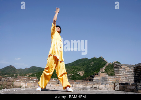 Porträt des jungen Mannes Kampfkünste auf der chinesischen Mauer Stockfoto