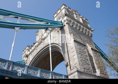 blauer Himmel Ansatz Arch Tower Brücke Themse Weg Nord Bank Fluss Themse london Stockfoto