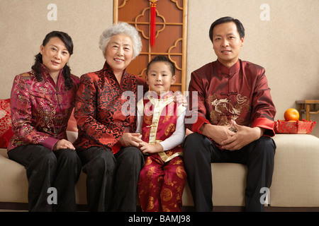 Porträt einer lächelnden Familie gekleidet In traditioneller Kleidung Stockfoto