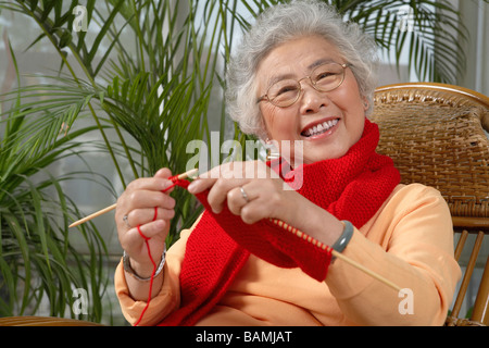 Großmutter stricken Schal Stockfoto