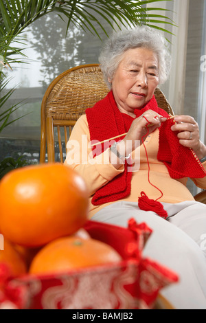 Großmutter stricken Schal Stockfoto