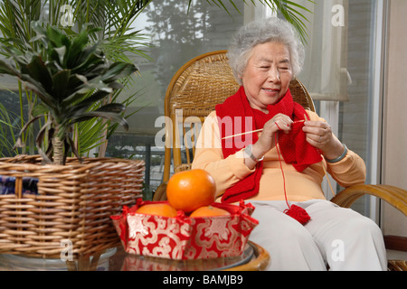 Großmutter stricken Schal Stockfoto