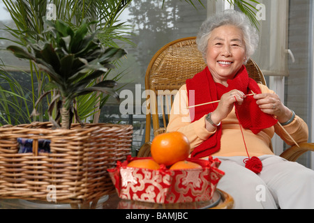 Großmutter stricken Schal Stockfoto