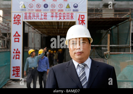 Geschäftsmann In einer Baustelle einen Schutzhelm tragen Stockfoto