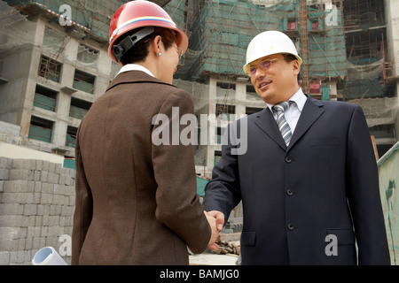 Bauunternehmen, die Hände schütteln Stockfoto