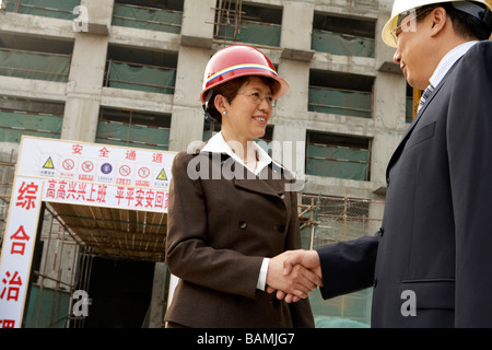 Bauunternehmen, die Hände schütteln Stockfoto