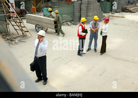 Bauunternehmer am Handy sprechen Stockfoto