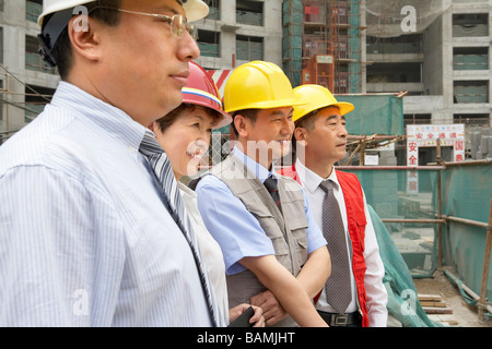 Bauunternehmen stehen auf der Baustelle Stockfoto