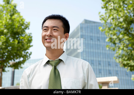 Geschäftsmann lächelnd in Ferne Stockfoto