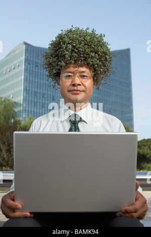 Porträt der Geschäftsmann mit einem Computer Stockfoto