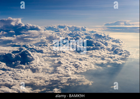 Eine luftige Decke Wolken gesehen von einem Flugzeug-Kabine. Stockfoto