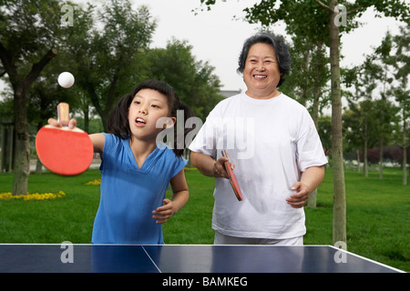 Großmutter und Enkelin, Pingpong spielen Stockfoto