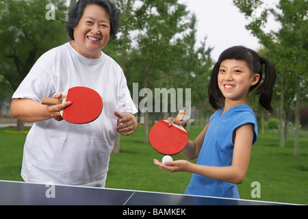 Großmutter und Enkelin, Pingpong spielen Stockfoto