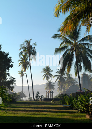 Die Palme bedeckt Gründen ein Strandresort auf Lombok Indonesien Stockfoto