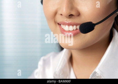 Frau trägt einen Kopfhörer Stockfoto