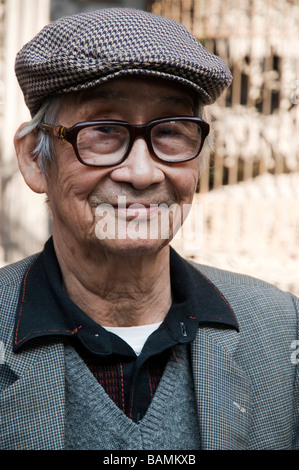 PORTRÄT DES ALTEN UND LEIDENSCHAFTLICHE PROFESSOR FÜHREN TOUREN BEI SANSIA TEMPEL IN TAIWAN Stockfoto