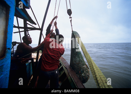 Fischer bringen net voll von Garnelen und Beifang an Bord halb industrielle Garnelen Dragger Maputo-Mosambik Stockfoto