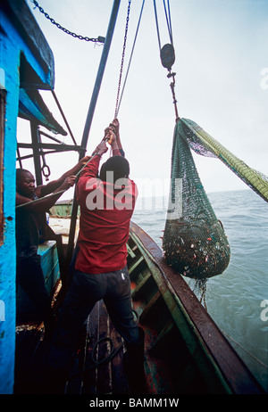 Fischer bringen net voll von Garnelen und Beifang an Bord halb industrielle Garnelen Dragger Maputo-Mosambik Stockfoto