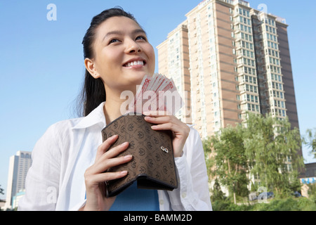 Frau In der Stadt, die Brieftasche und Geld Stockfoto