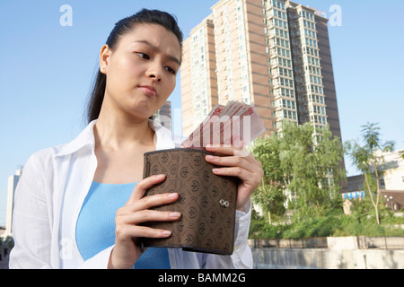 Frau In der Stadt, die Brieftasche und Geld Stockfoto