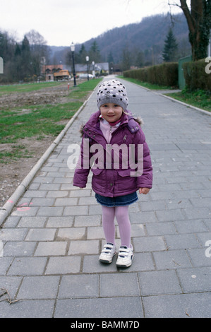 Kleinkind drei und einem halben Jahr Mädchen im Frühjahr Jacke Stockfoto